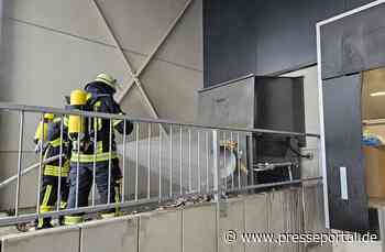 FW Bergheim: Feuerwehr löscht brennende Papierpresse an Supermarkt in Bergheim