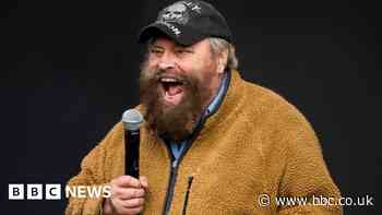 Actor Brian Blessed unveils Mexborough plaque to director who helped career