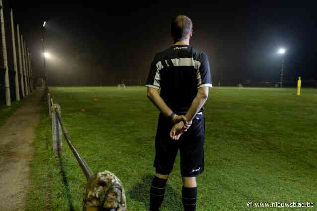“Het is uw eigen schuld, hoorde ik nog iemand zeggen”: Antwerpse club wordt geschrapt, speler en coach worden levenslang geschorst nadat scheidsrechter rake klappen kreeg