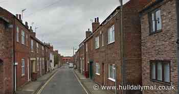 'Man with axe' seen arguing in street