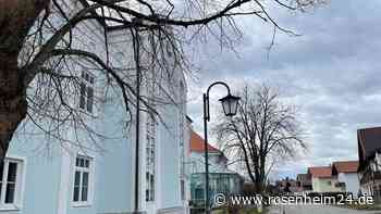 „Oba vom Gas“: Warum es über diese Schilder Streit in Halfing gibt