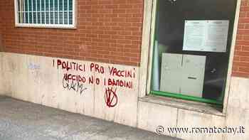 "I politici pro vaccini uccidono i bambini": no vax vandalizzano la sede del Pd