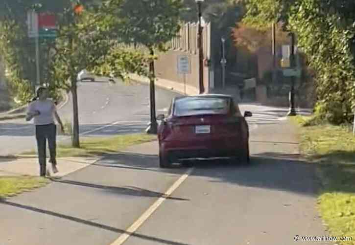 Video: Car seen driving down bike path near Rosslyn