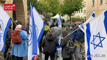 Menschen zeigen in Jena ihre Solidarität mit Israel