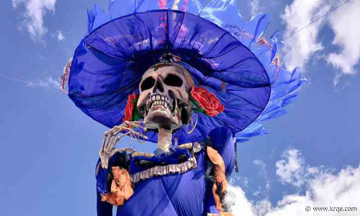 Two workers injured installing giant 'Catrina' for Día de Los Muertos