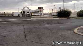 La segnaletica della “rotonda di Ostia” va rifatta: è diventata invisibile