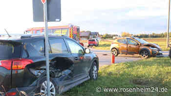 Toyota rammt Dacia beim Einfahren auf Kreisstraße AÖ18: Drei Verletzte