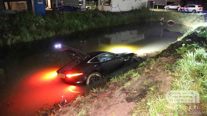 Man rijdt F-Type in de sloot en gaat er vandoor