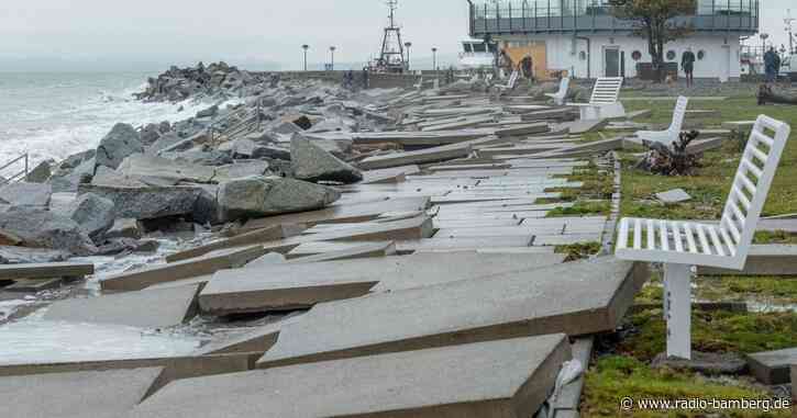 Hunderte Menschen bei «Molenputz» nach Sturmflut in Sassnitz