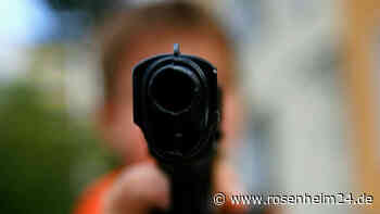 Bei Feuerwehreinsatz in Bayern: Frau (52) bedroht Einsatzkräfte mit Schusswaffe und Axt