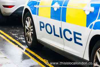 Southwark Walworth Road: Police deal with mental health crisis