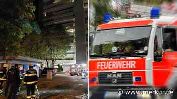 Großeinsatz in Münchner Hochhaus – Küchenzeile einer Wohnung steht in Flammen