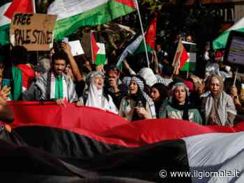 "Sionisti assassini". Sfila il corteo pro-Palestina: strappata bandiera israeliana | Le foto choc