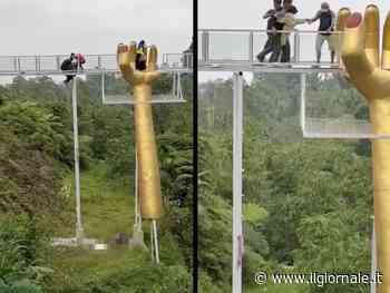 Crolla il ponte di vetro e i turisti precipitano nel vuoto: il video della tragedia