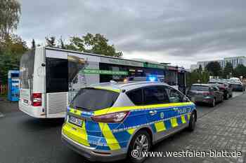 Auto stößt mit Bus zusammen