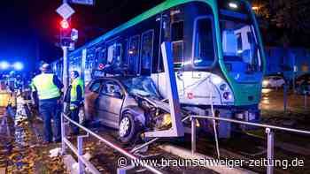 Auto und Stadtbahn stoßen in Hannover zusammen