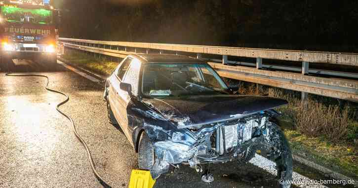 Zwei Schwerverletzte bei Unfall auf der A73: Auto kracht in unbeleuchtetes Autowrack