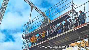 Richtfest in Neuweiler: Ein Richtbaum in Neuweiler sorgt für gute Laune