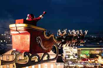 Fliegender Weihnachtsmann startet vom Sparkassen-Gebäude aus