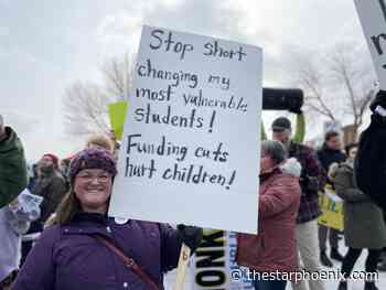 Thousands rally behind Saskatchewan Teachers' Federation after sanctions vote
