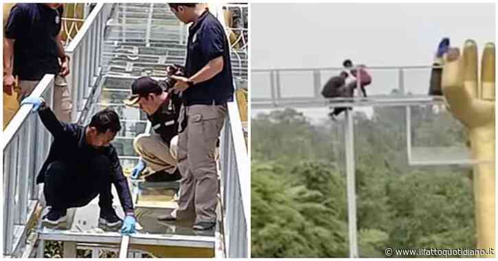 Il vetro del ponte si rompe improvvisamente e i turisti precipitano nel vuoto: un morto e 3 feriti