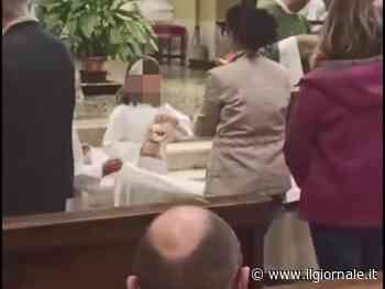 Bimba dà la Comunione. L'ira dei fedeli contro il parroco