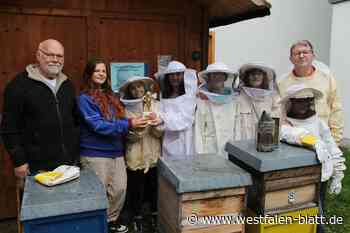 Löhne: Dieser Mann hält die Bienen-AG am Summen