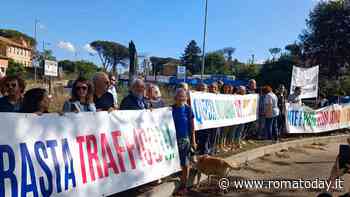 "Basta traffico, Gualtieri intervenga". Flash mob dei cittadini di Roma sud intrappolati dalle auto