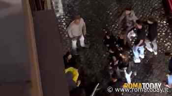 Calci alle porte di casa e liti con i residenti. A Trastevere la malamovida entra nei portoni dei palazzi