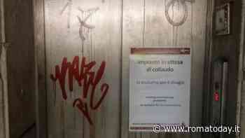 La burocrazia spegne ascensori e scale mobili della metro di Roma. Gli impianti sono pronti, ma non possono ripartire