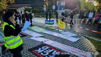 „Frieden-Konferenz“ und Gegen-Demo am Badria sorgen in Wasserburg für Irritationen