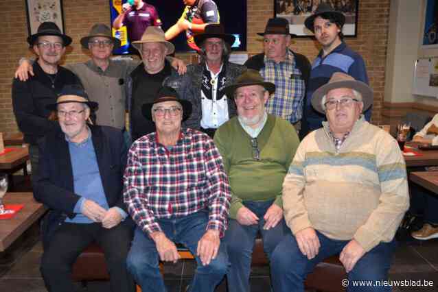 Leden van hoedenclub zetten hoed op