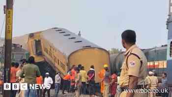 Andhra Pradesh: India train crash kills 13 and injures dozens