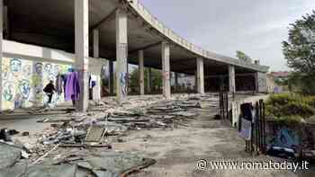 Cumuli di rifiuti, macerie e decine di occupanti. Il Campidoglio certifica il fallimento della “Città del Rugby”