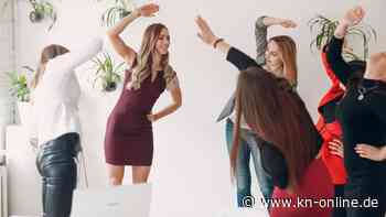 Tanzpause am Arbeitsplatz: Wer gemeinsam tanzt, stärkt Produktivität und Teamgeist