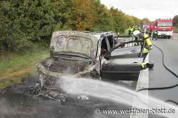 Feuerwehr löscht brennendes Auto auf Autobahn 44