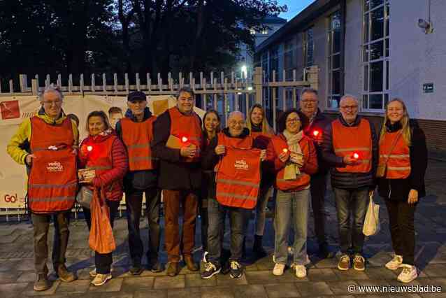 Vooruit Blankenberge-Uitkerke deelt voor dag en dauw fluohesjes en fietslichtjes uit aan schoolgaande jeugd
