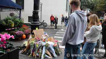 Matthew Perry: Fans trauern vor „Friends“-Haus in New York