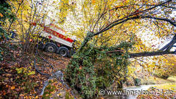 Vollbeladener Heizöllaster droht in Wöhrseezufluss zu stürzen