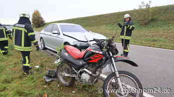Überholmanöver abgebrochen, Lkw touchiert und in BMW geprallt - Motorradfahrer verletzt