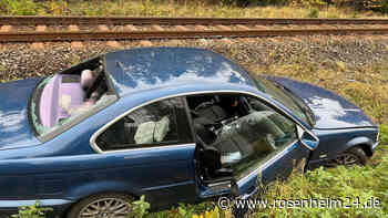 Auto von B304 auf Gleise geschleudert - Passanten reagieren geistesgegenwärtig