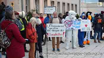 Protest am Braunschweiger Flughafen gegen Tagesflug nach Neapel