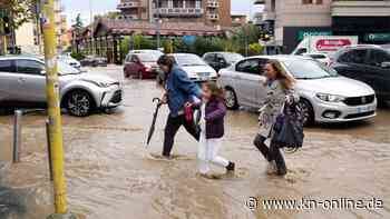 Starke Regenfälle in Mailand: Menschen stehen kniehoch im Wasser