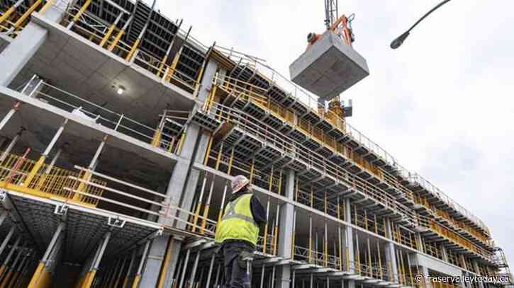 Construction of at least 25,000 housing units blocked in Quebec: survey