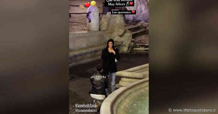 La proposta di matrimonio di Dybala alla fidanzata Oriana Sabatini: lui si inginocchia con l’anello di fronte alla Fontana di Trevi