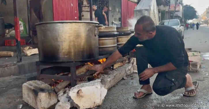 A Rafah mancano combustibili ed elettricità, i palestinesi cuociono il pane con carta e legna da ardere – Video