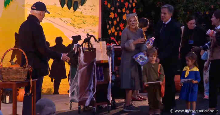 Il segretario di Stato Blinken per Halloween veste il figlio di 4 anni da Zelensky: la festa alla Casa Bianca con Biden – Video