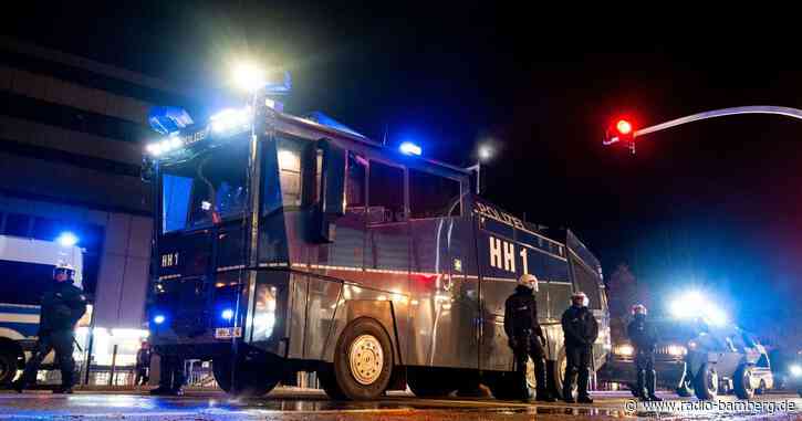 Halloween-Nacht teils mit Krawallen: Wasserwerfer in Hamburg