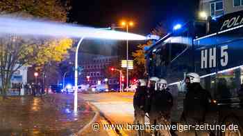 Halloween-Krawall in Hamburg: Polizei setzt Wasserwerfer ein