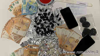 “Papà butta tutto, ci sono le guardie”: in manette la famiglia di pusher